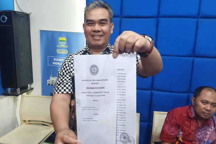 Kepala Bagian Hukum Pemkot Bandung menunjukkan surat putusan nomor perkara 333/B/2019/PT.TUN.JKT tertanggal 27 Januari 2020 dari PTUN Jakarta yang memenangkan banding Wali Kota Bandung Oded M Danial dalam sengkete jabatan Sekda Kota Bandung.