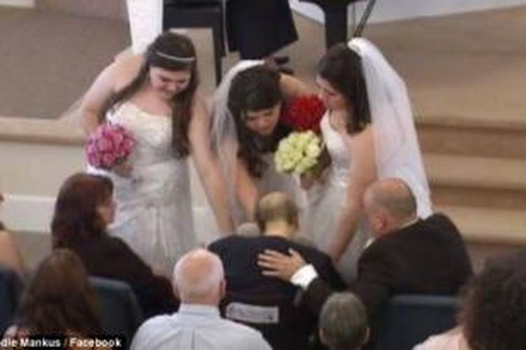 Sarah (19), Kaylee (21), dan Jodie Swales (22) menghampiri sang ibu yang sakit keras beberapa saat sebelum mereka mengucapkan sumpah pernikahan di sebuah gereja di Snelville, Georgia, AS. Sang ibu, Becky, meninggal dunia 12 jam setelah pernikahan ketiga putrinya itu.