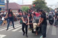 Ribuan Orang Padati Kota Batu Tonton Aksi Bantengan  Jawa Timur 