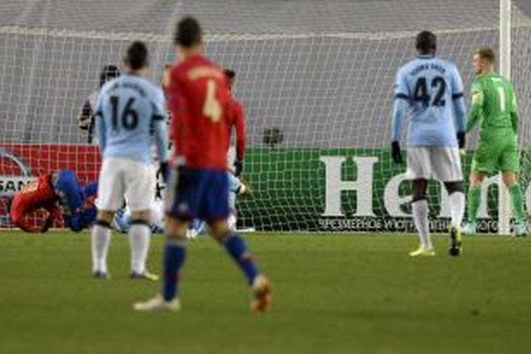 Penyerang CSKA Moskwa, Seydou Doumbia (kiri), mencetak gol ke gawang Manchester City, pada laga ketiga Grup E Liga Champions, di Khimki Arena, Khimki, 21 Oktober 2014.