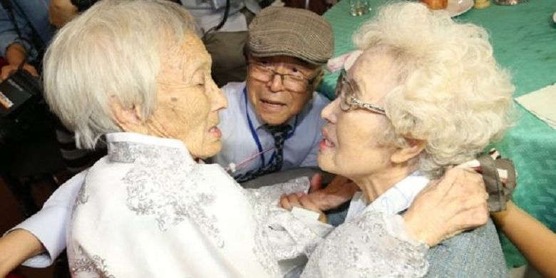 Kakak beradik Cho Sun Do (kiri) berumur 89 tahun dan tinggal di Korut, dengan adiknya Cho Do-jae (tengah) yang berumur 75 tahun, serta Cho Hye-do (kanan) berumur 86 tahun yang tinggal di Korsel, dana reuni di resor wisata Gunung Kumgang, Korea Utara, Senin (20/8/2018).
