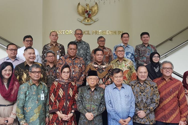 Wapres RI ke-10 dan 12 Jusuf Kalla (tengah-kanan) mendampingi Wapres Maruf Amin *tengah) berfoto bersama dengan Ketua IAEI Sri Mulyani (tengah-kiri) dan anggotanya di Kantor Wapres, Jakarta, Kamis (12/3/2020).