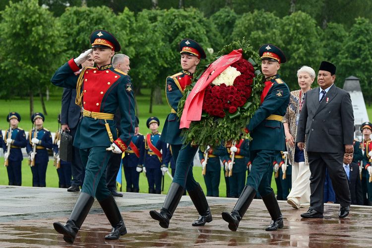Presiden Prabowo Subianto melakukan upacara penghormatan dan peletakan karangan bunga di Piskarovskoye Memorial Cemetery, St. Petersburg, Rusia, Kamis (19/6/2025). 