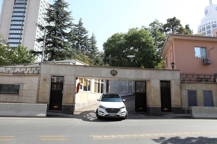 Mobil misi diplomatik Iran tampak meninggalkan kantor kedutaan besar Iran di Ankara, Turki, Senin (15/10/2018), menyusul kabar adanya ancaman serangan bom bunuh diri.