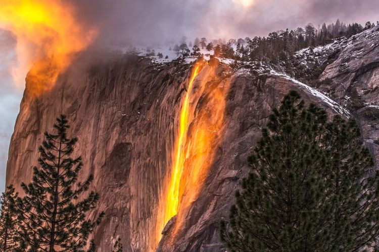 Taman Nasional Yosemite di California disuguhi fenomena langka, yaitu air terjun api. 