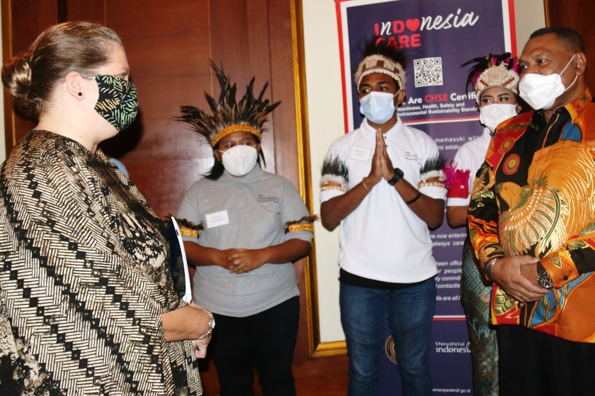 Pemprov Papua melalui Program Siswa Unggul Papua mengirim 24 mahasiswa asli Papua ke Amerika Serikat (AS) untuk mengenyam pendidikan di beberapa universitas unggulan di sana.
