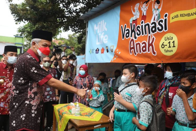 Gubernur Jawa Tengah, Ganjar Pranowo hadiahi ponsel ke siswa yang Ikut vaksinasi anak di Rembang, Rabu (2/2/2022)