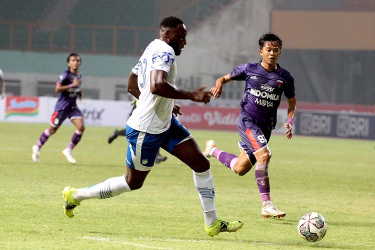 Pemain asing Persib Bandung Geoffrey Castillion dijaga ketat pemain Persita Tangerang Moh Edo Febriansyah pada pekan 2 Liga 1 2021-2022 yang berakhir dengan skor 1-2 di Stadion Wibawa Mukti Bekasi, Sabtu (11/9/2021) malam.