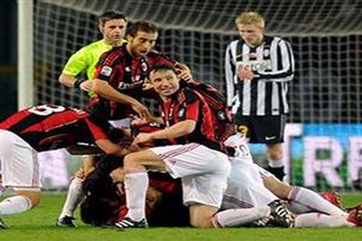 Para pemain AC Milan mengerubungi Genanro Gattuso yang mencetak gol ke gawang Juventus pada lanjutan Liga Serie-A, Sabtu atau Minggu (6/3/2011) dini hari WIB. Gol itu memastikan kemenangan Milan 1-0.