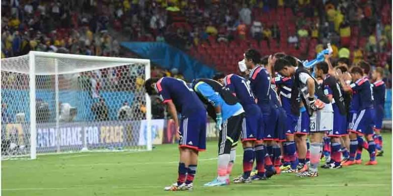 Para pemain timnas Jepang membungkuk untuk memberi hormat kepada fans mereka usai takluk 1-2 dari Pantai Gading pada laga perdana penyisihan Grup C Piala Dunia 2014 di Pernambuco Arena di Recife, Sabtu (14/6/2014).