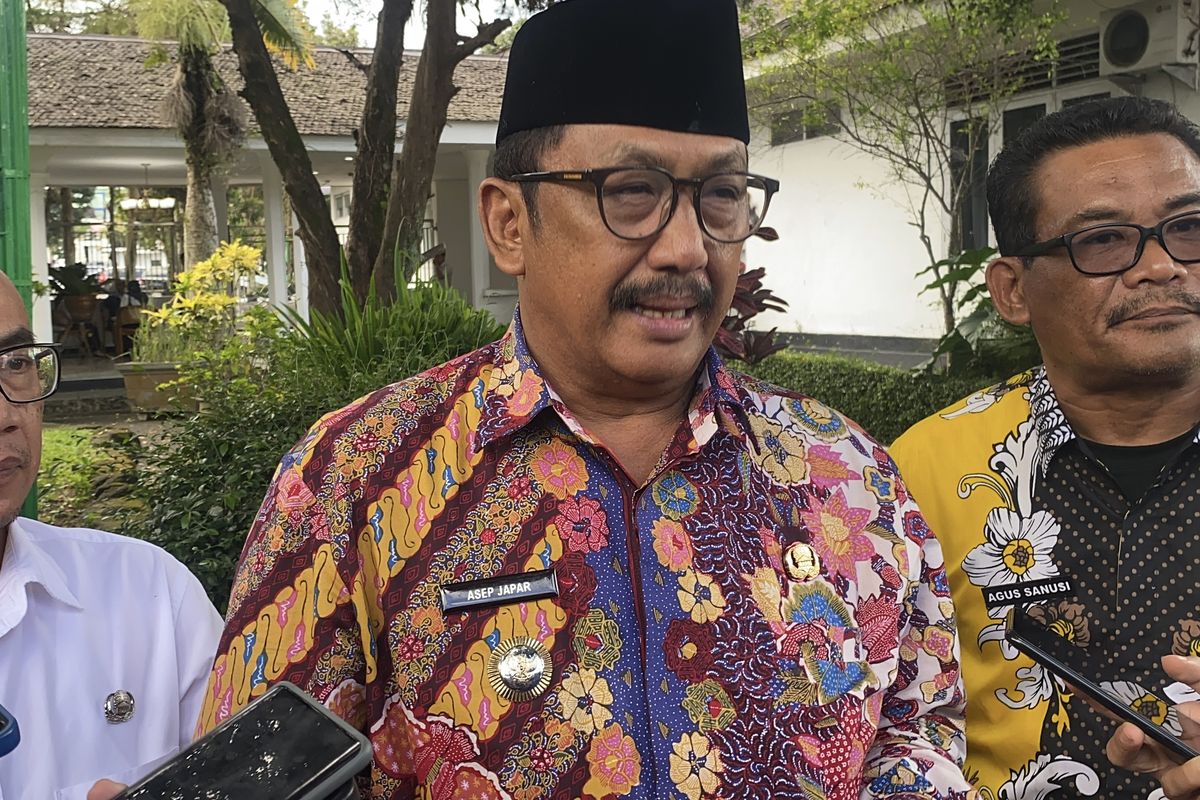 Bupati Sukabumi, Asep Japar (tengah) saat diwawancarai oleh awak media di Pendopo Kabupaten Sukabumi. Rabu (20/8/2025)