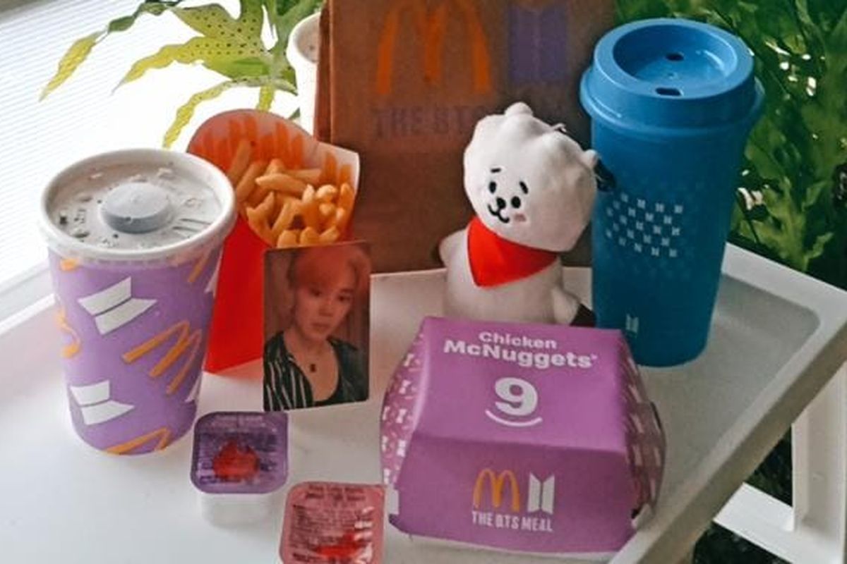 Paket BTS Meal, hasil kolaborasi boyband BTS dengan McD.