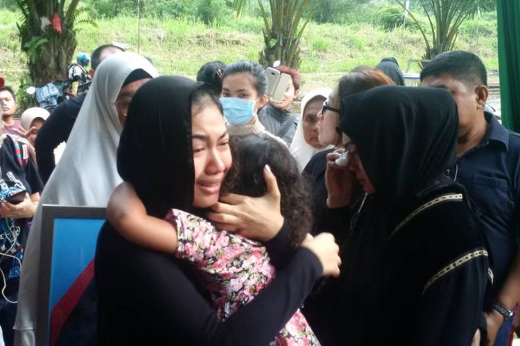 Ibunda Julia Perez (kanan), Sri Wulansih dan adiknya, Della Perez, tak kuasa menahan tangis ketika jenazah Jupe dishalatkan di Masjid Al-Iklhas, di perumahan Raffles Hils, Jakarta Timur, Sabtu (10/6/2017).                        