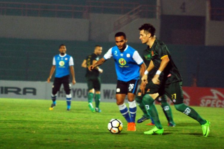 Pemain PS Tira Mariano Roman Berriex saat berusaha melewati pemain Barito Putra Rizky Pora. Di pertandingan yang digelar di Stadion Sultan Agung (SSA) Bantul ini, PS Tira berhasil menang atas Barito Putra dengan skor 1-0.