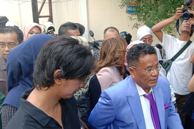 Fairuz  A Rafiq dan suaminya Sonny Septian didampangi kuasa hukumnya, Hotman Paris, ke Komnas Perempuan, Menteng, Jakarta Pusat, Senin (8/7/2019).