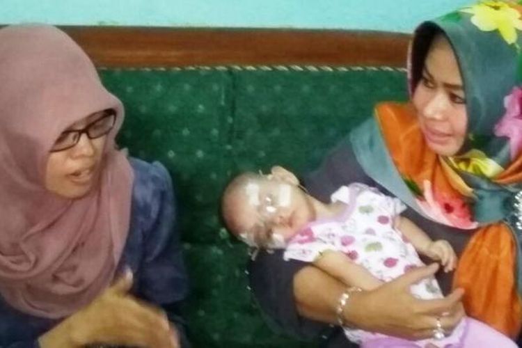 Iftiyah dan ibunya saat menerima kunjungan Evi Diana Sitorus, istri Gubernur Sumatera Utara, Jumat (3/2/2017) 