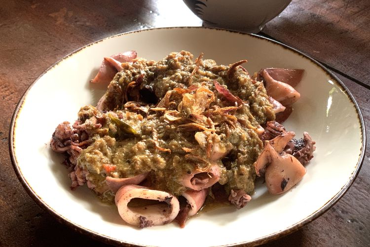 Cumi bumbu serapah, makanan di Dapur Bali Mula.