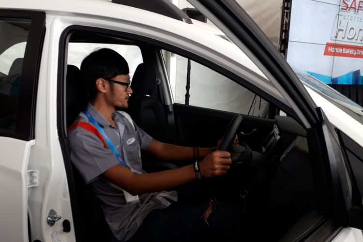 Posisi mengemudi ideal yang dipraktekan saat Honda Safety Driving Clinic di kawasan Sirkuit Sentul, Bogor, Minggu (15/7/2018).