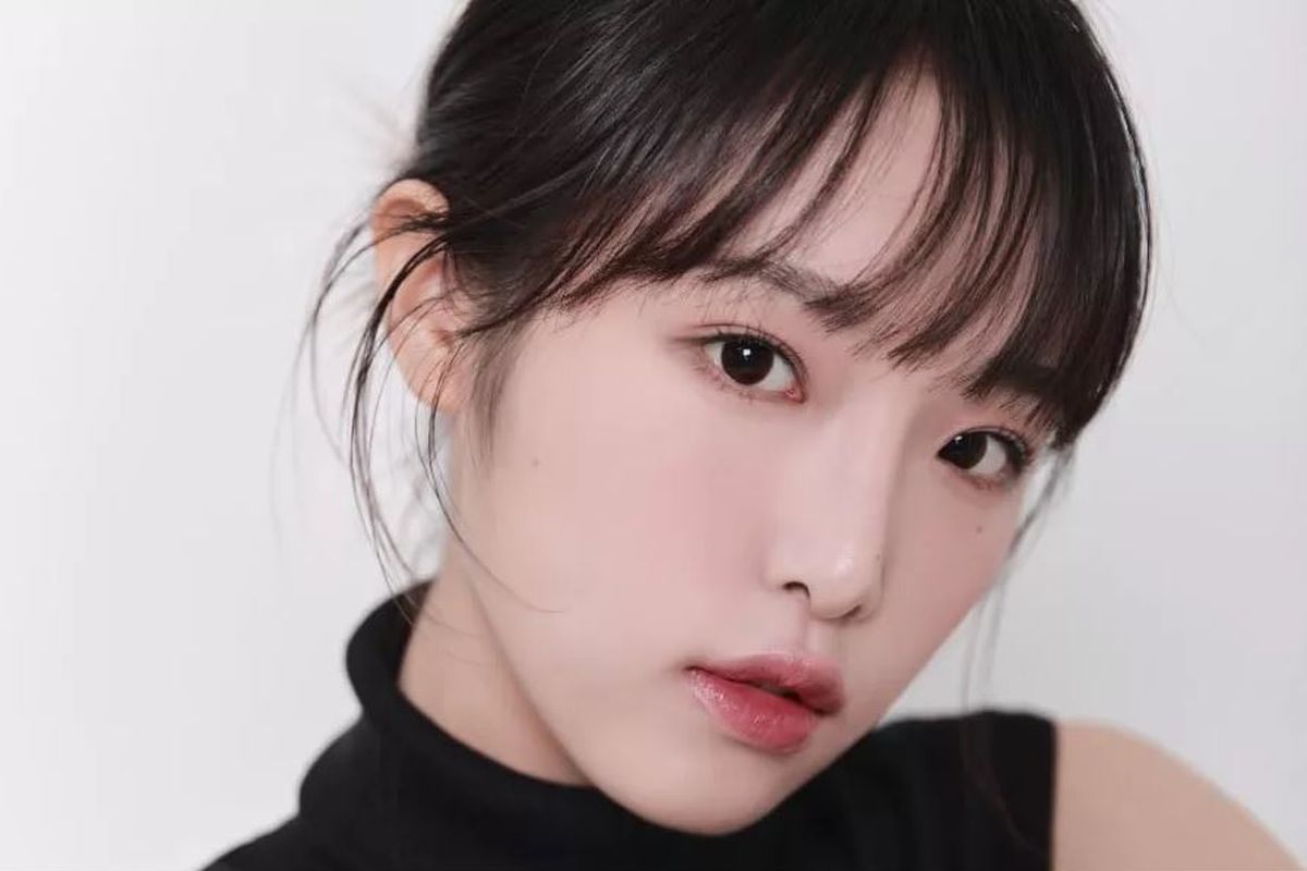 Mantan member grup Kpop IZ*ONE, Choi Ye Na, yang kini bersolo karier.