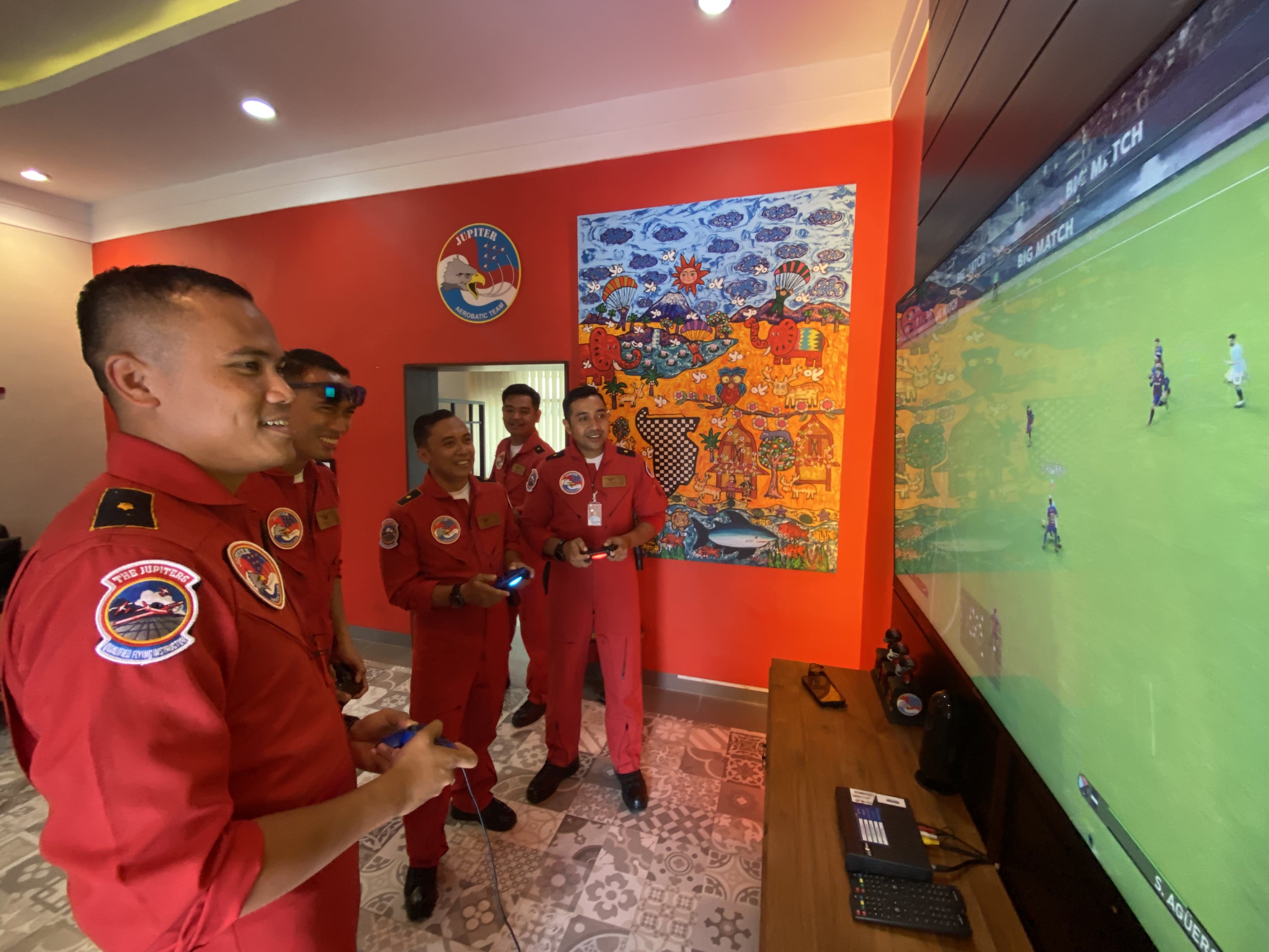 Membangun Kekompakan Skuad Jupiter Aerobatic Team TNI AU lewat Playstation