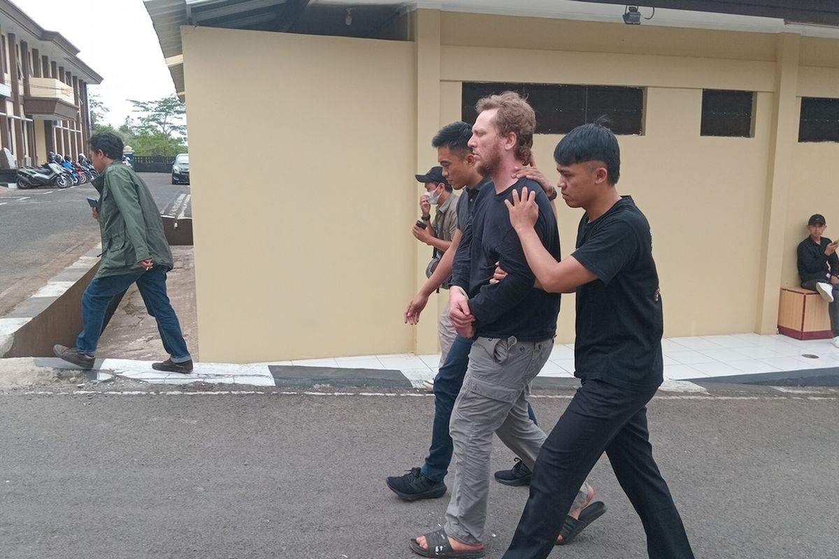 Seorang WNA asal Amerika Serikat, Arthur Leigh Welohr menjadi tersangka pembunuhan mertua di Kota Banjar, Jawa Barat, Senin (25/9/2023). Kini dia menjalani pemeriksaan di Mapolres Banjar