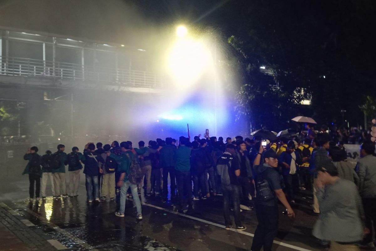 Polisi Gunakan Water Cannon untuk Bubarkan Aksi Mahasiswa Tolak PPN 12 Persen