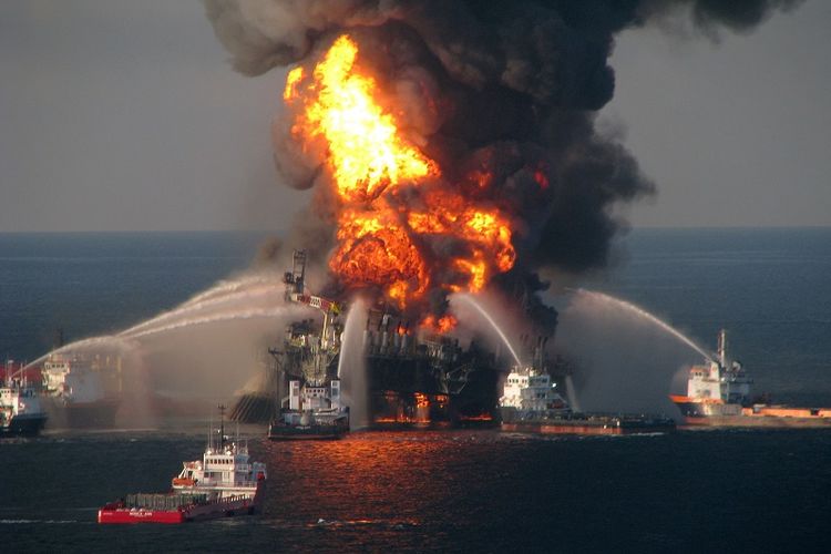 Foto yang diambil pada 21 April 2010 ini memperlihatkan upaya kapal-kapal penjaga pantai AS mencoba mengendalikan api yang melalap rig pengeboran minyak Deepwater Horizon di Teluk Meksiko. 