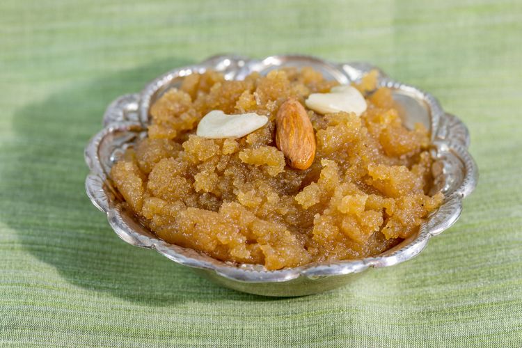 Ilustrasi moong dal halwa, makanan khas Diwali di India. 