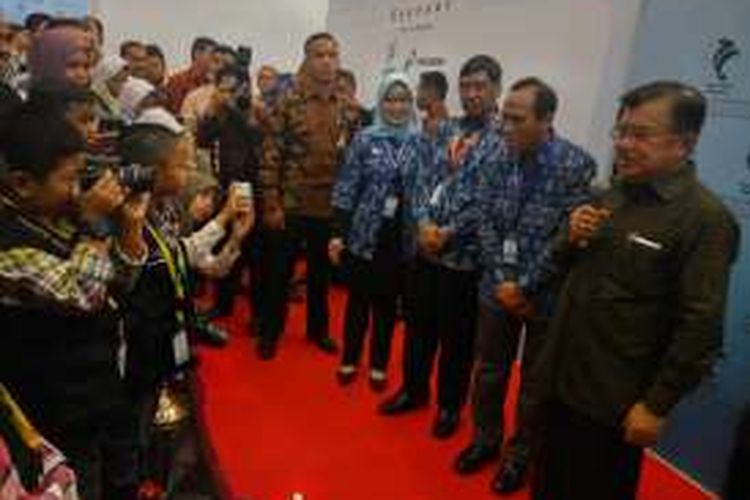 Wakil Presiden Jusuf Kalla saat berdiskusi dengan wartawan cilik soal permasalahan listrik nasional di sela-sela kegiatan Konferensi Hari Listrik Nasional ke-71, Rabu (28/9/2016).