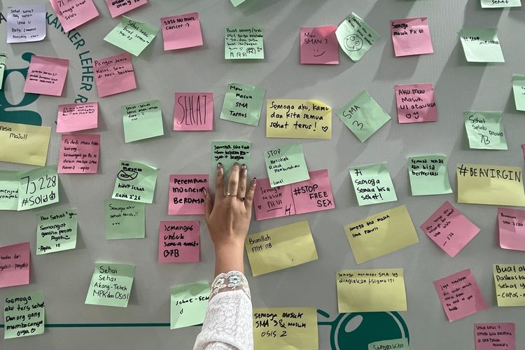 Para siswa SMP di Bandung menyampaikan harapannya untuk sehat dan bebas dari berbagai penyakit seperti kanker leher rahim. 