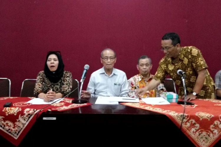 ketua steering commite (SC) Bisikan dari Jogja  Buya Syafii Maarif saat menyampaikan keterangan pers acara  Bisikan dari Jogja untuk merefleksikan Tiga Tahun Pemerintahan Joko Widodo - Jusuf Kalla