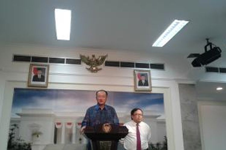 Presiden Kelompok Bank Dunia Jim Yong Kim bertemu Presiden Joko Widodo di istana kepresidenan, Rabu (20/5/2015). Dari pertemuan itu, Kim menyatakan lembaganya menawarkan pinjaman kepada pemerntah Indonesia sebesar 12 miliar dollar AS.