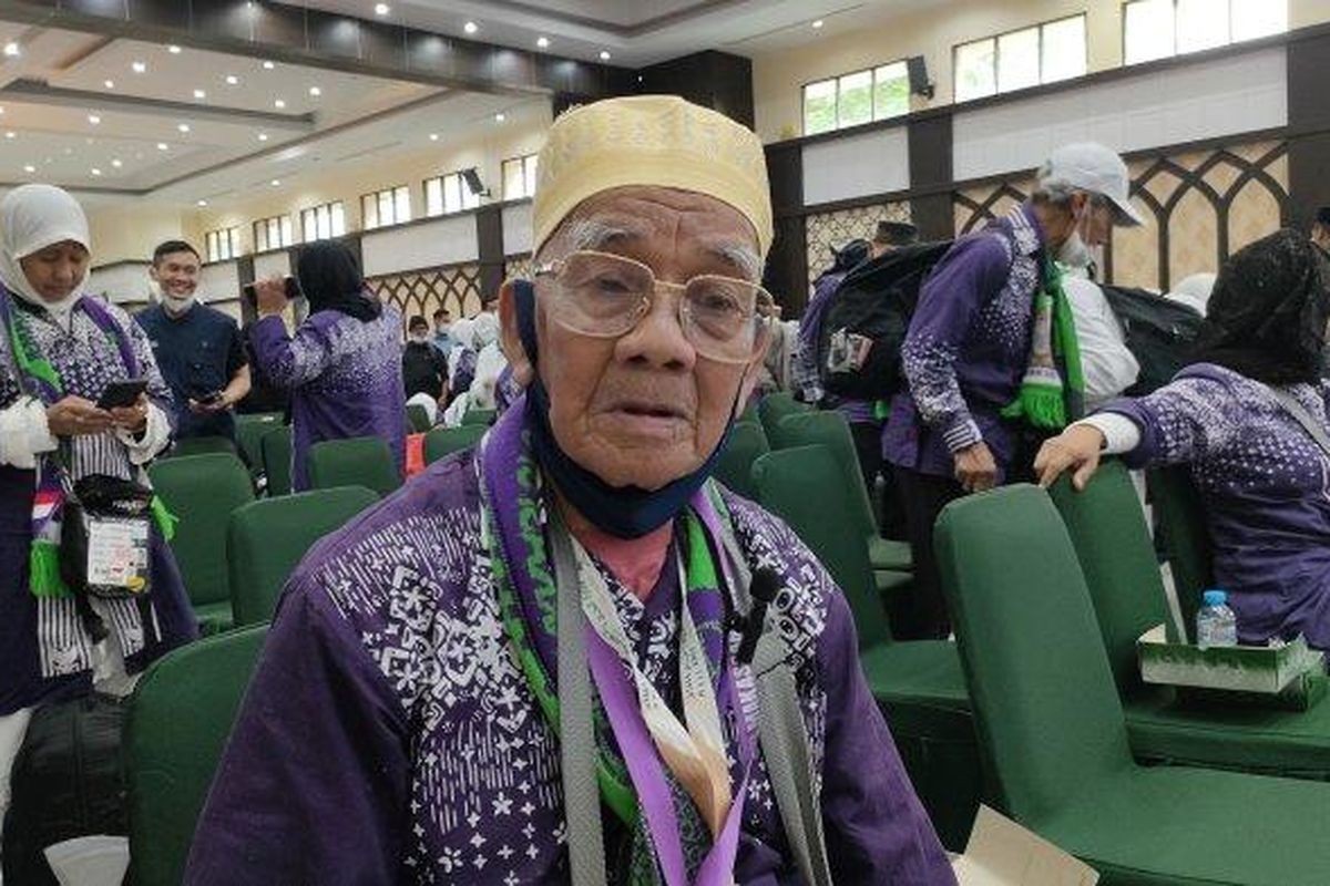 Jamaah Haji tertua Sulsel, Tuntaskan Haji di Usia 102 Tahun, Sulaeman Rotte Bagulu saat ditemui di Aula Arafah Asrama Haji Makassar, Kamis (12/6/2025). Ia mengaku saat di Arab Saudi, dirinya tidak pernah menggunakan kursi roda. 