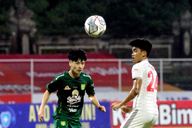 Pemain asing Persebaya Surabaya Taisei Marukawa berduel dengan pemain PSM Makassar pada pertandingan pekan 19 Liga 1 2021 yang berakhir dengan skor 2-1 di Stadion I Gusti Ngurah Rai Denpasar, Jumat (14/1/2021) malam.