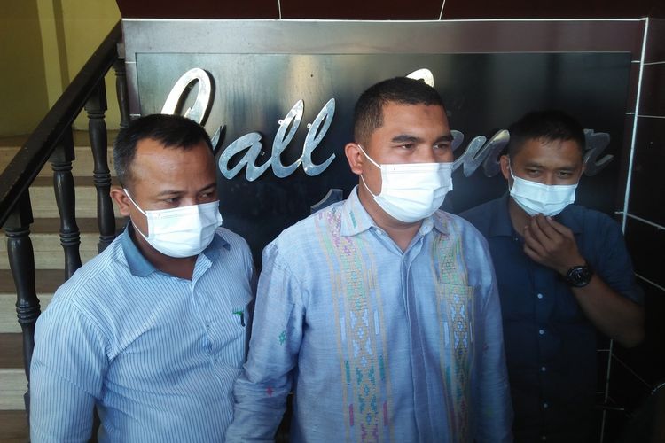 Kuasa hukum korban, Sukriadi Siregar saat melapor ke Polda Lampung, Jumat (16/4/2021).