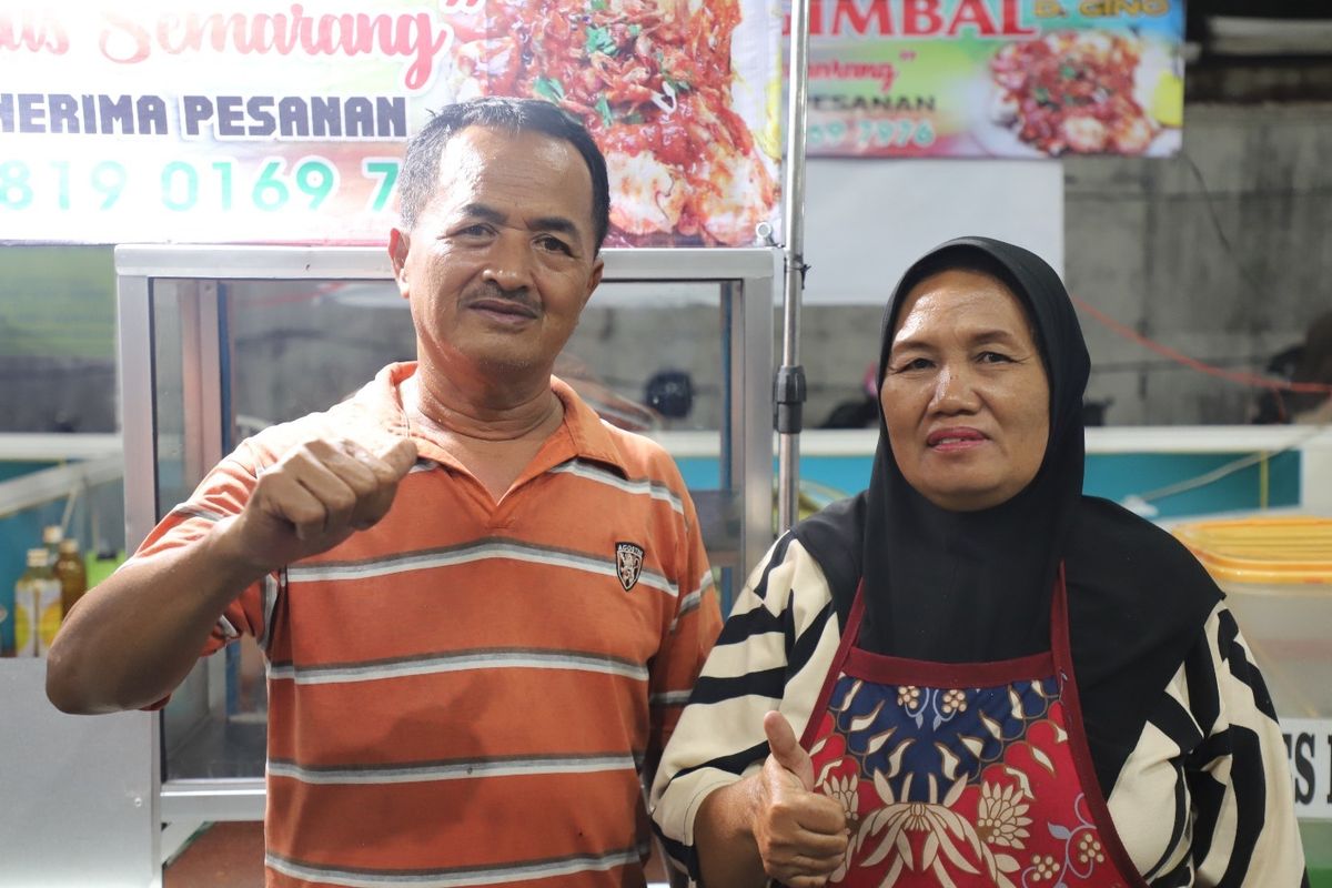 Dino dan istri, pedagang tahu gimbal khas Semarang yang berjualan di stan kuliner MTQ Nasional XXXI. 
