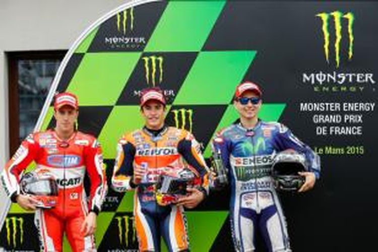 Pebalap MotoGP (kiri ke kanan), Andrea Dovizioso (Ducati), Marc Marquez (Repsol Honda), dan Jorge Lorenzo (Movistar Yamaha), berpose setelah menyelesaikan sesi kualifikasi GP Perancis di Sirkuit Le Mans, Sabtu (16/5/2015).