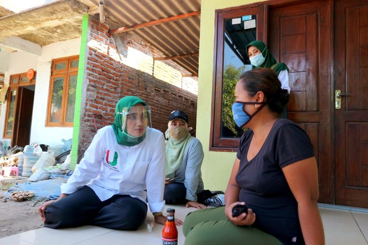 Calon wakil bupati Mojokerto Titik Masudah, saat melakukan kampanye tatap muka di wilayah Dlanggu Kabupaten Mojokerto, Jawa Timur, awal Oktober 2020.