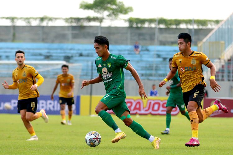 Pemain Persebaya Surabaya Marselino Ferdinan menggiring bola saat pertandingan pekan ke-20 Liga 1 2022-2023 melawan Bhayangkara FC yang berakhir dengan skor 2-1 di Stadion Gelora Joko Samudro Gresik, Senin (23/1/2023) sore.