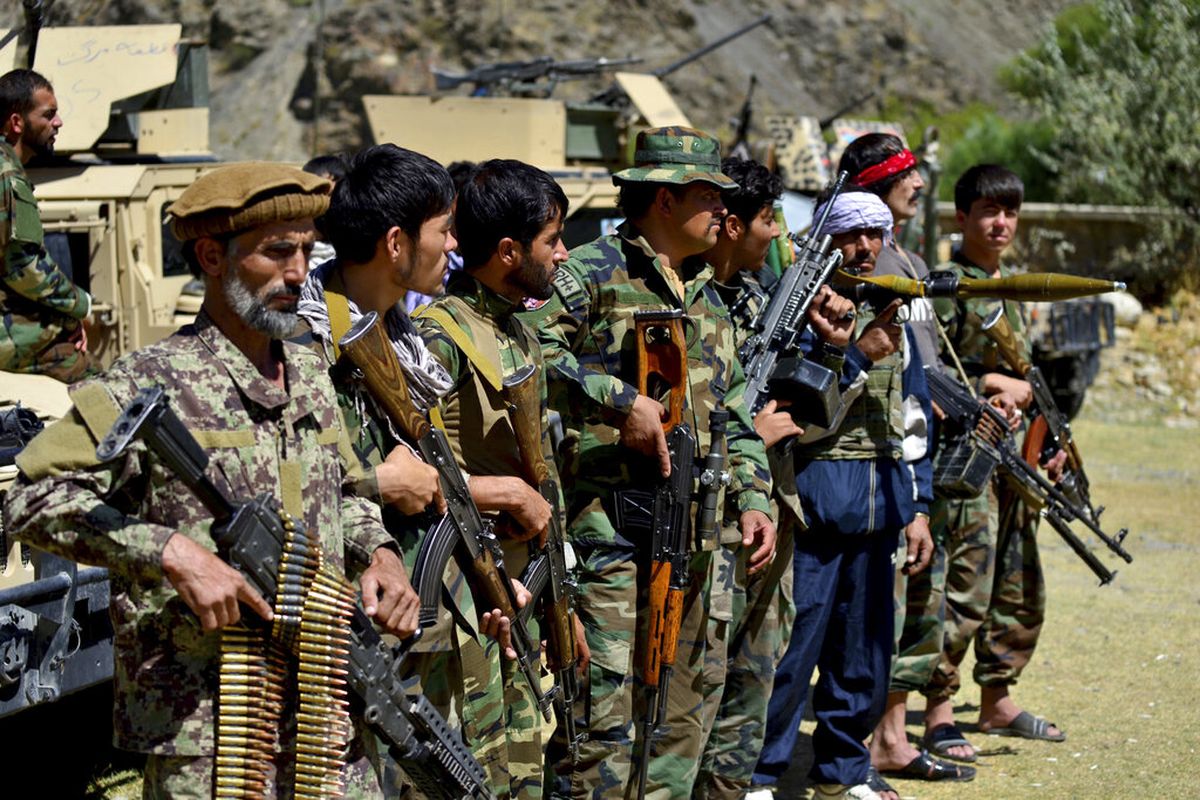 Para milisi yang setia kepada Ahmad Massoud, putra mendiang Ahmad Shah Massoud, memegang senjata mereka di provinsi Panjshir, Afghanistan, pada 26 Agustus 2021. Lembah Panjshir adalah wilayah terakhir yang belum ditaklukkan Taliban.