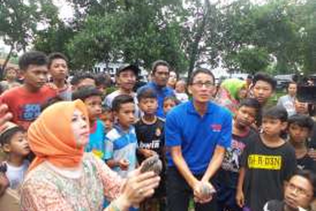 Sandiaga Uno saat melepas burung dalam acara Komunitas Sangga Buana, Hutan Kota Pesanggrahan, Lebak Bulus, Jakarta Selatan, Sabtu (28/5/2016).