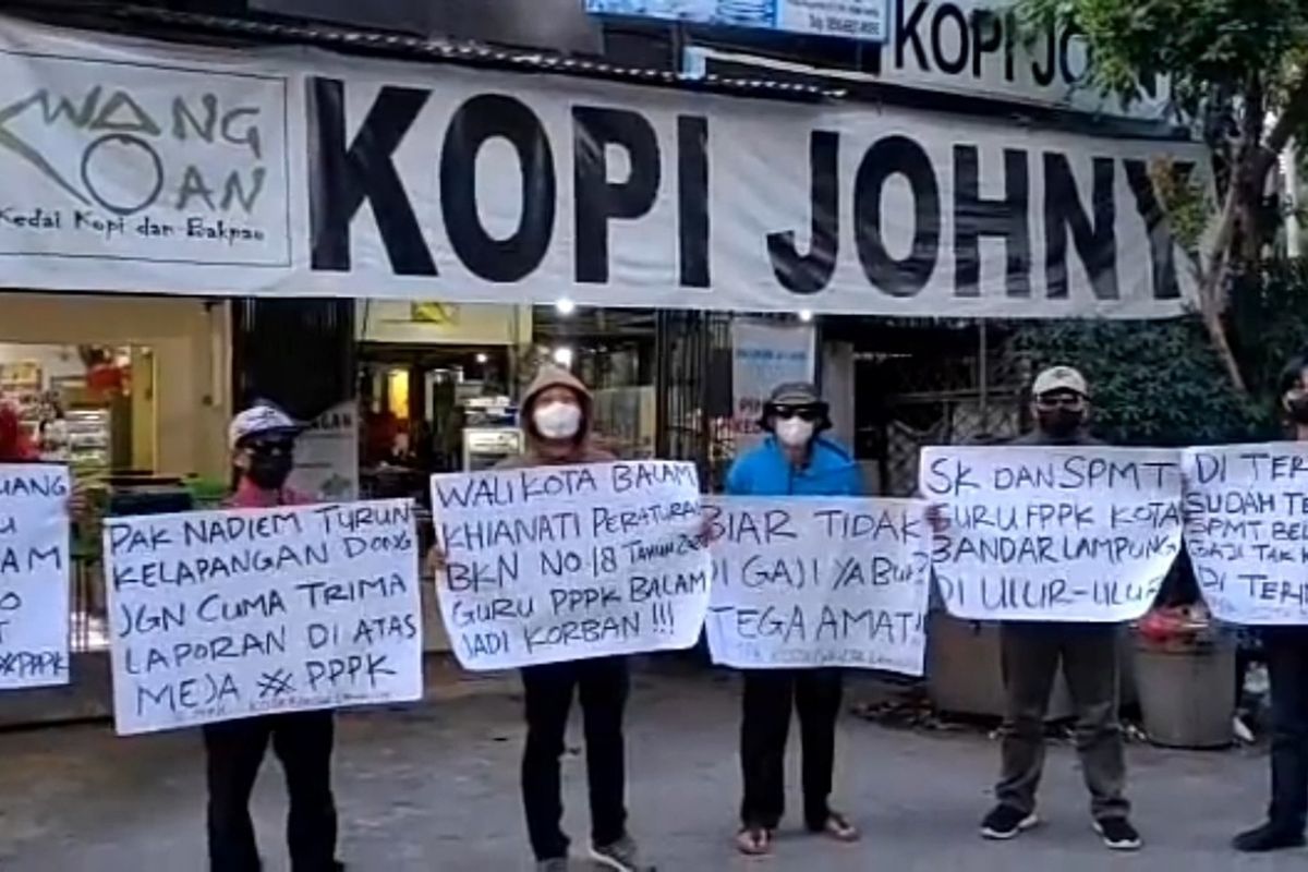 Belasan guru yang datang ke Kopi Johny Hotman Paris 911, Senin (26/9/2022). Para guru P3K ini mengadu karena gajinya belum dibayarkan sejak sembilan bulan lalu.