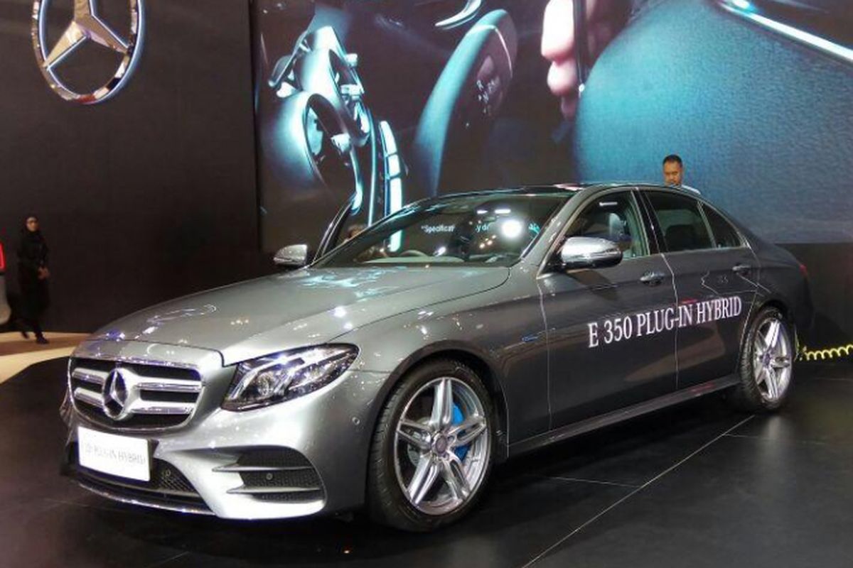 Mercedes-Benz E 350 Plug in Hybrid melantai di GIIAS 2017.