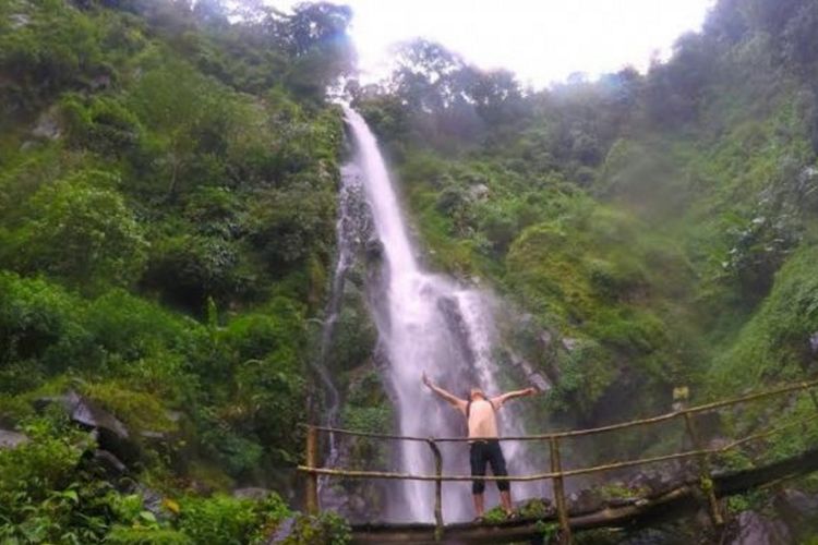 Jembatan yang ada di depan Curug Benowo jadi spot favorit berfoto di Ungaran Kabupaten Semarang, (07/10/2017).