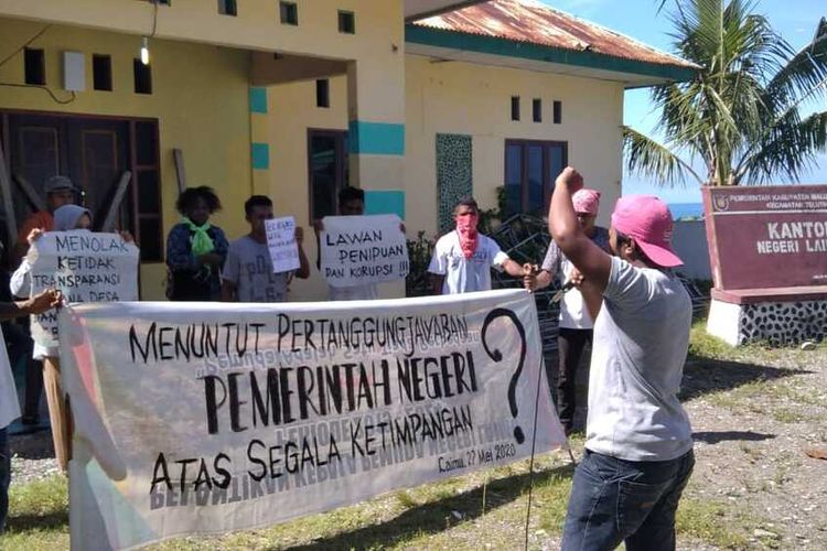 Warga Desa Laimu, Kecamatan Telutih, Kabupaten Maluku Tengah menyegel kantor desa setempat, Rabu (27/5/2020). Penyegelan tersebut dilakukan sebagai protes atas pembagian Bantuan Langsung Tunai (BLT) yang dinilai tidak tepat sasaran