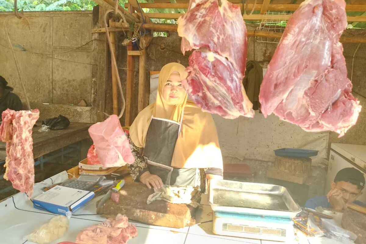 Pedagang di Pasar Inpres Sumedang mengaku belum menerima pemberitahuan terkait HET beras, dan jelang Idul Adha sejumlah komoditas mengalami kenaikkan harga, Rabu (5/6/2024). 