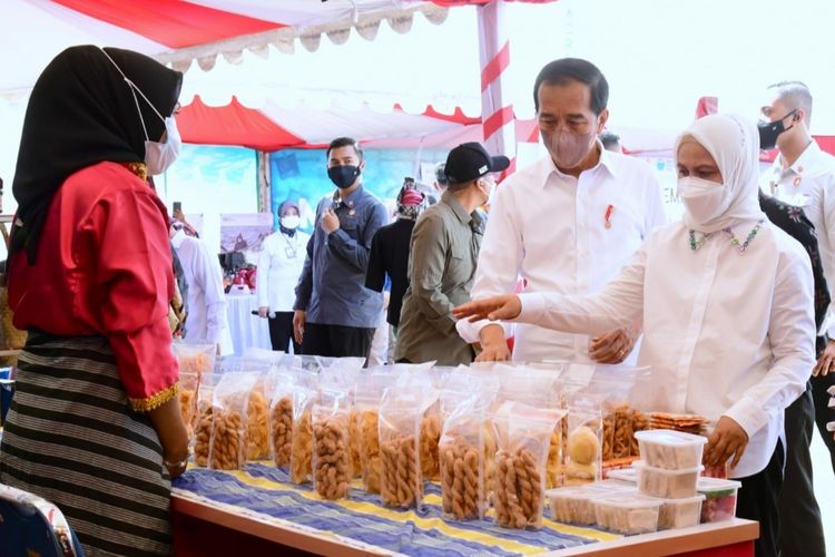 Presiden Joko Widodo dan Ibu Iriana Joko Widodo mengunjungi sejumlah stan UMKM di Wakatobi, Sulawesi Tenggara, Kamis (8/6/2022). 