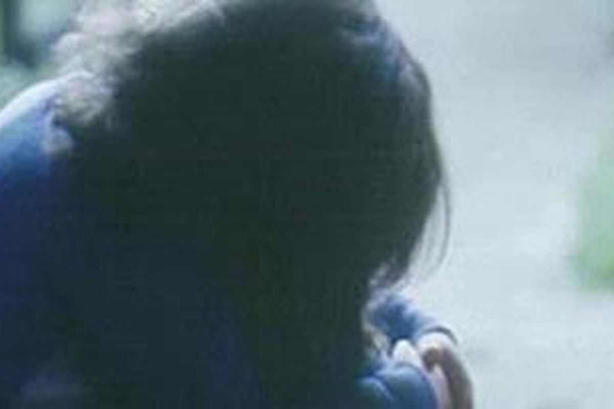 Anak perempuan itu digeret ke kantor polisi dari rumah keluarga suaminya untuk diperiksa.