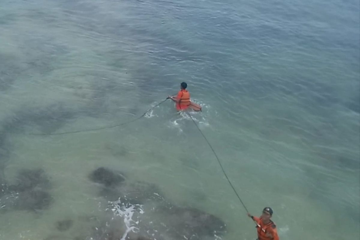 Petugas SAR Satlinmas Wilayah II Gunungkidul sedang melakukan pertolongan kepada korban di Pantai Pulang Sawal, Tepus. Sabtu (24/9/2022)
