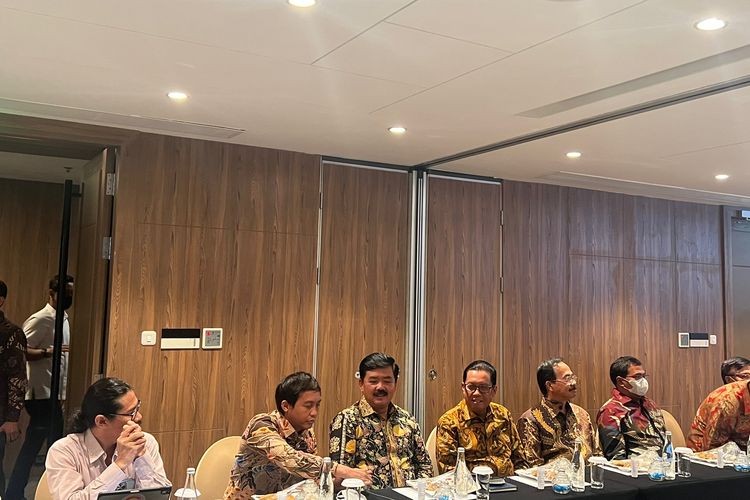 Menteri ATR/Kepala BPN Hadi Tjahjanto, Wamen ATR/Waka BPN Raja Juli Antoni, beserta jajaran Kementerian ATR/BPN dalam media gathering di Jakarta, Senin (19/12/2022).